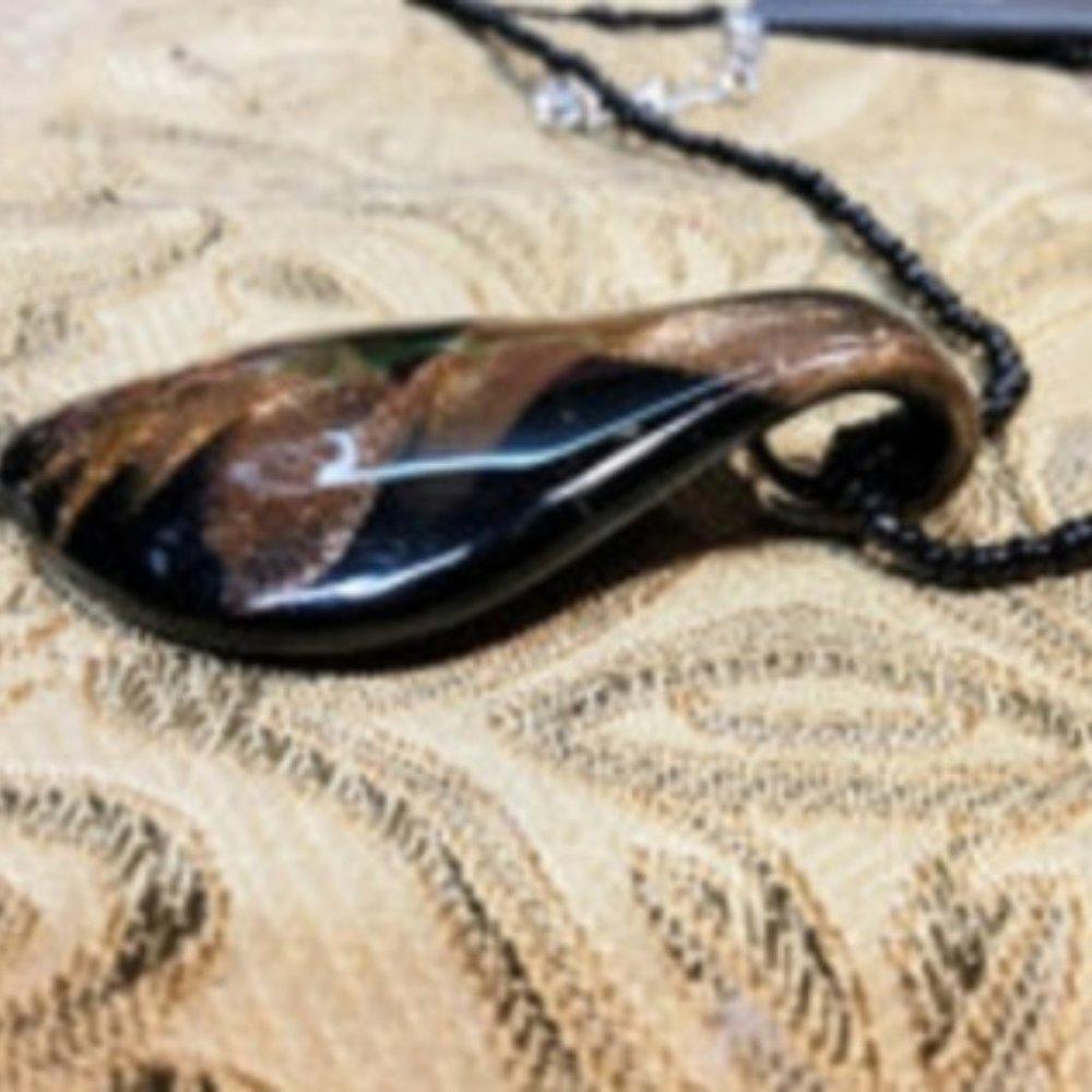 V Kite Necklace vv