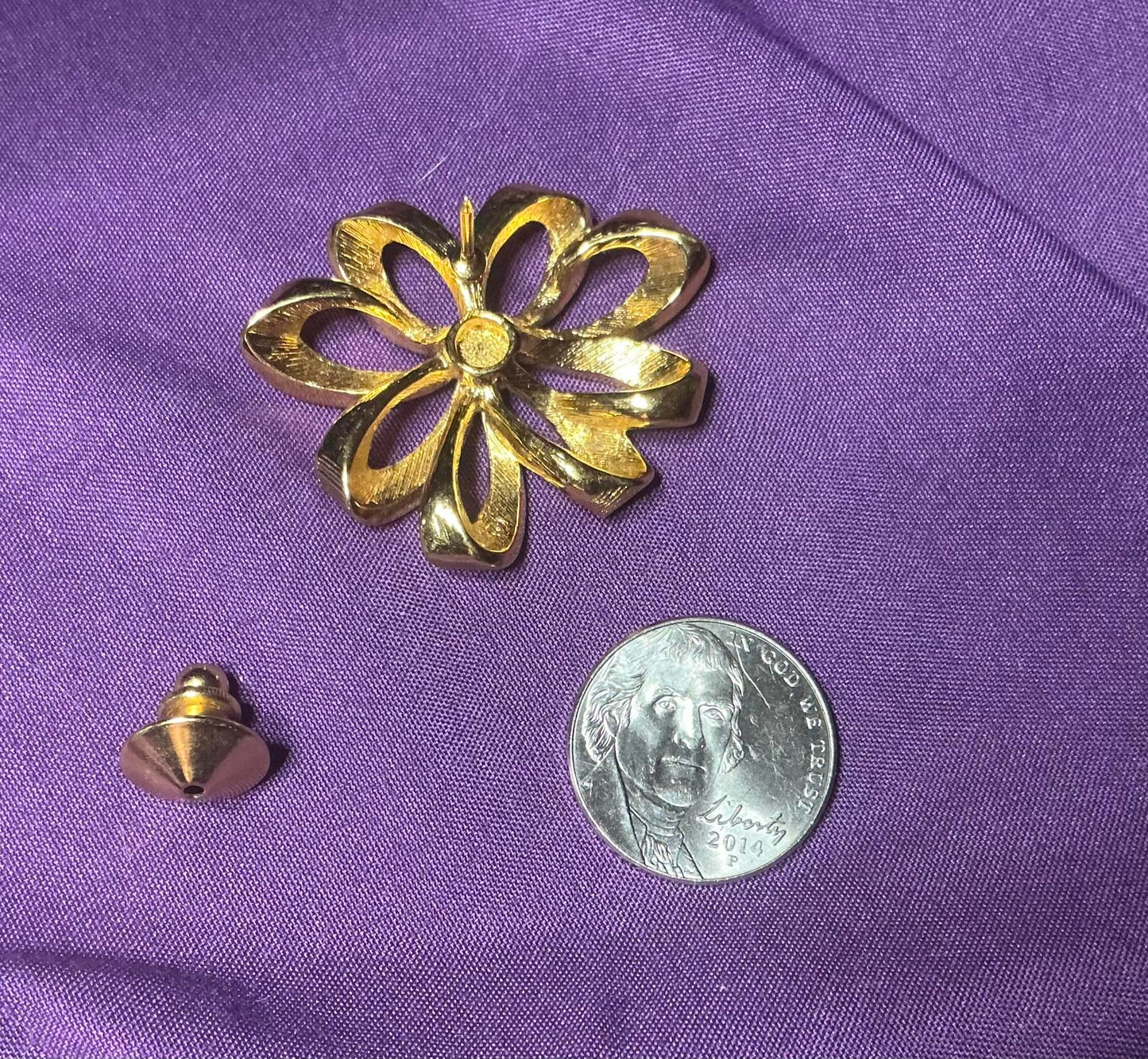 € Pin Flower Brooch filled